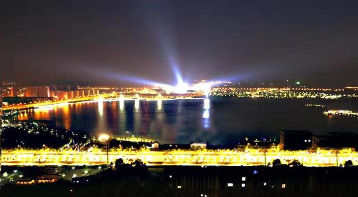 《湖海塘夜景》杨铭民摄