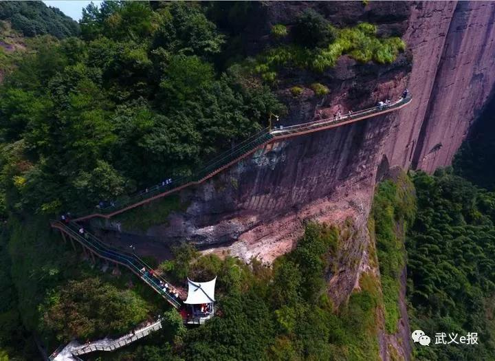 游人如潮 武义大红岩玻璃栈道璟园等旅游新景"点燃"