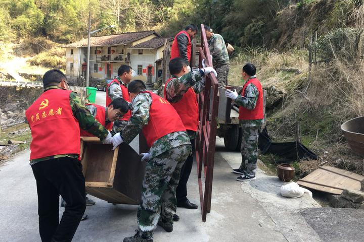 接地气!青田45名90后干部下基层与农民同吃同住同劳动