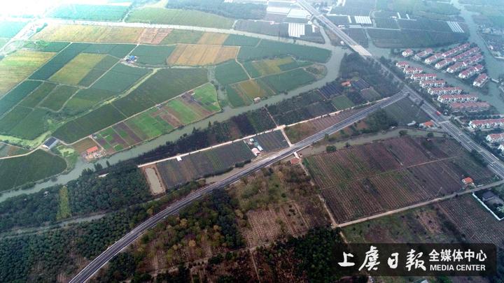 据悉,四环至边沥线道路新建工程为我区美丽乡村公路(提升工程)项目