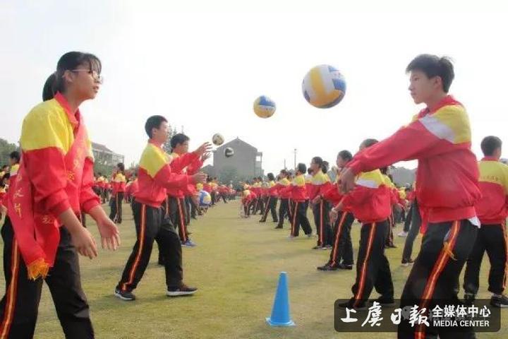 日前,崧厦镇中学举办绍兴市中小学体育与健康研学共同体成员,名师名