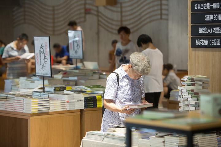 (杭州一新华书店,有位老人在看书.记者 倪雁强 摄)