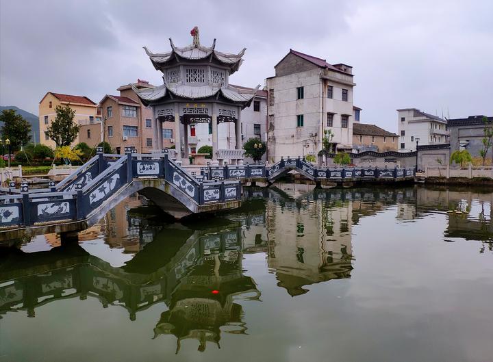 上周塘面积2亩左右,景色丰富,池边一片开阔空地种