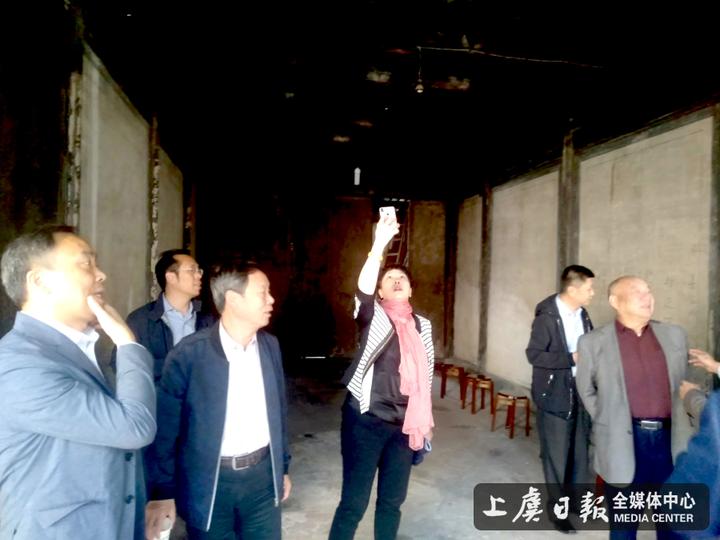 王一飞烈士孙女沈小英参观王一飞故居