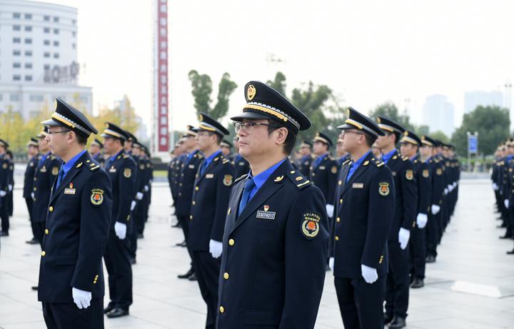 制式服装及标志标识文字统一使用"城市管理执法"字样,表明着装队伍