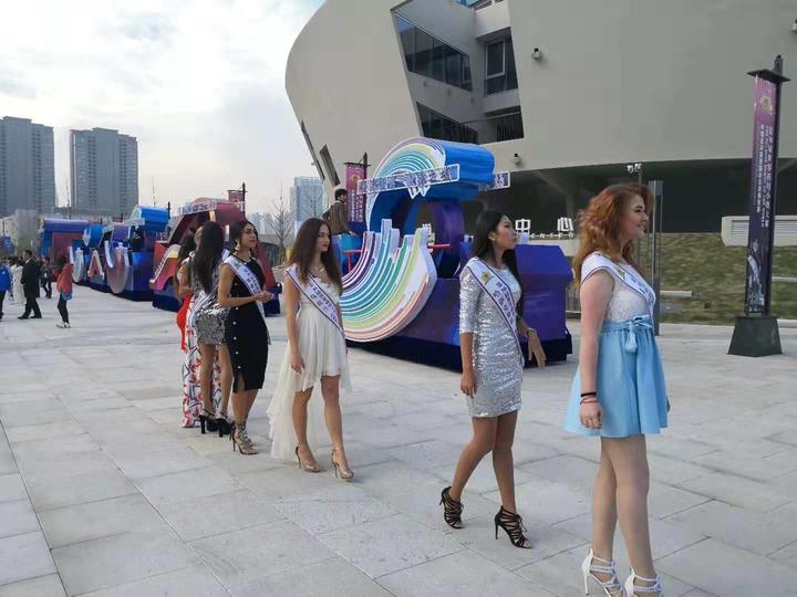 直播回顾丨世界模特小姐来袭 小编带你直击花车巡游