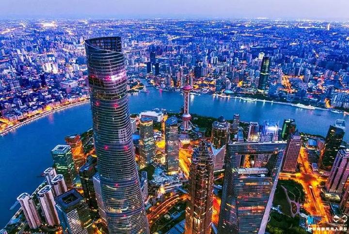 华灯初上,上海夜景璀璨斑斓.新华网发 王正坤 摄