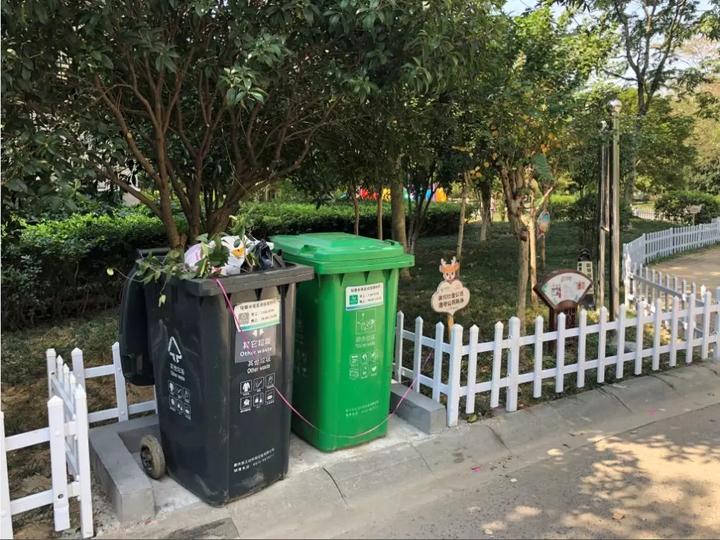 维多利亚小区垃圾桶满溢,未设置标识牌:垃圾桶不分类也就算了,也该倒