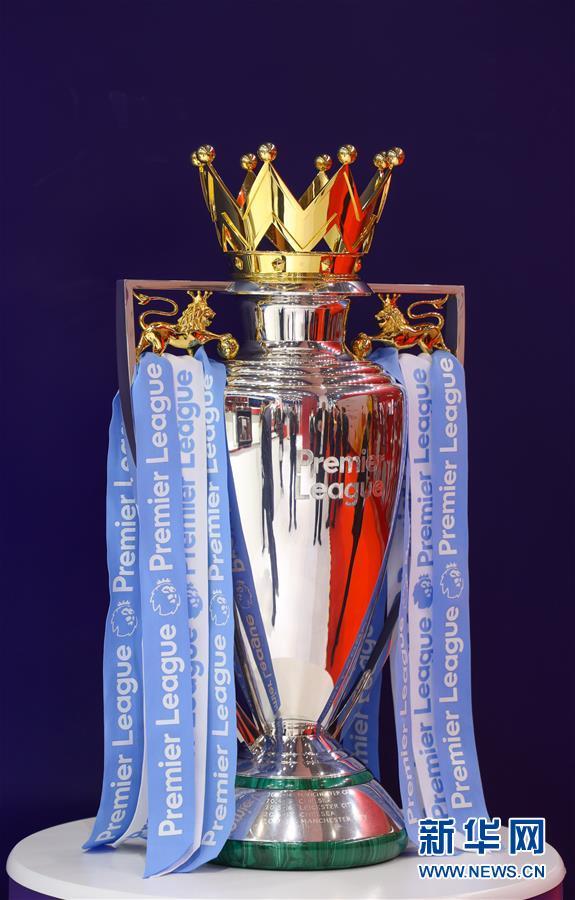 这是11月5日在英国展馆内展出的一座英格兰足球超级联赛冠军奖杯的