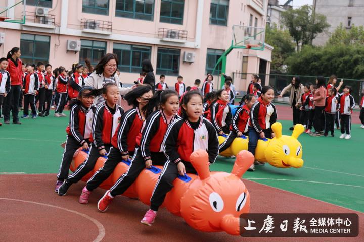 11月13日,重华小学隆重举行第二届田径运动会暨教职工趣味运动会.