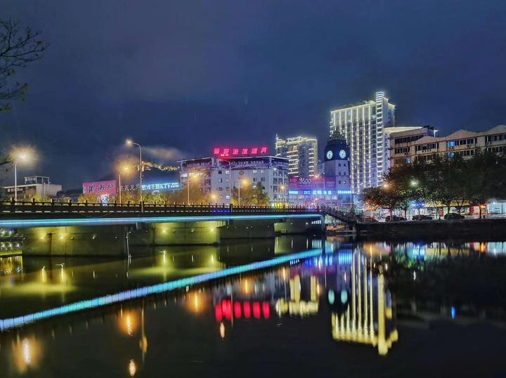 万家灯火阑珊处初冬夜雨武川城