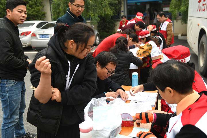 11月20日,东阳市巍山镇党员内的献血车上,该镇的许多初中,政府在无偿四开科幻画简单村民图片