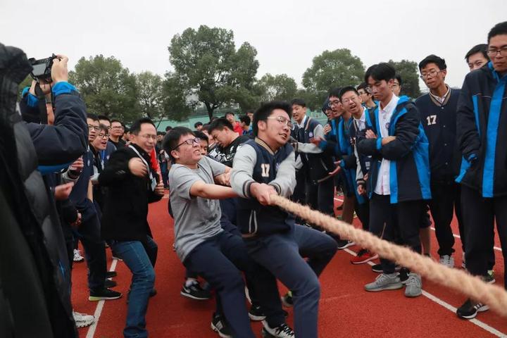 首先举行的是师生团体项目比拼,团体跳长绳,接力赛,拔河…阳明中学