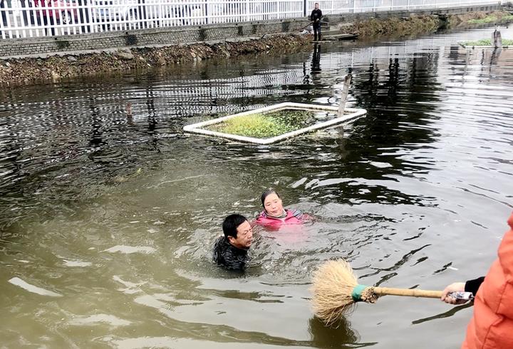 千钧一发!横街镇这名村支书奋不顾身跳进湖中救起落水女子