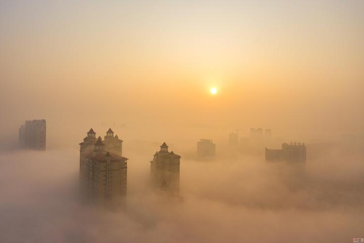 太震撼江西现罕见平流雾美景整座城市宛如仙境