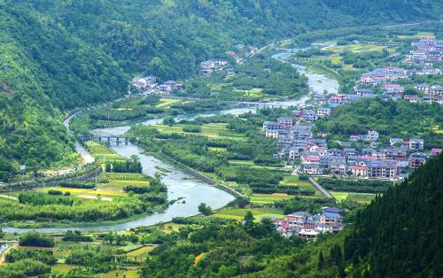 "近期,临安区板桥镇豆川村68岁的独居老人杨校良告别居住多年的危旧房