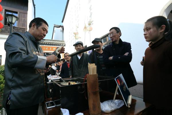 家乡菜汇聚一桌 杭州馒头山社区演绎"舌尖上的邻里情"