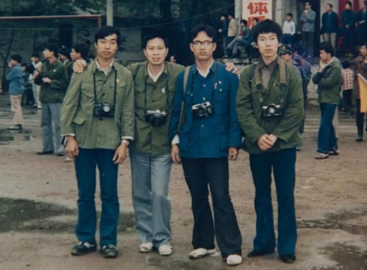80年代,最时髦的男青年一定是这样的装扮:头顶爆炸头,架着蛤蟆镜,松