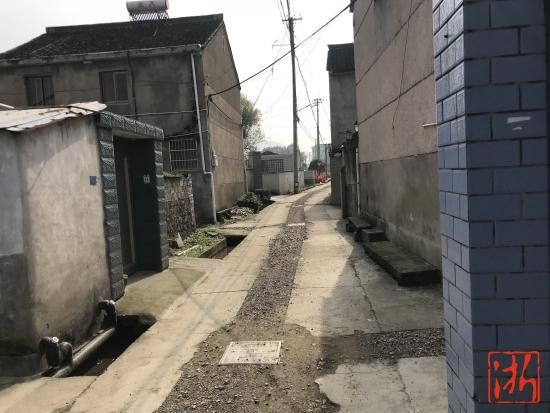 奉化西坞街道的山下地村的约10公里道路,都成了坑坑洼洼的泥路.