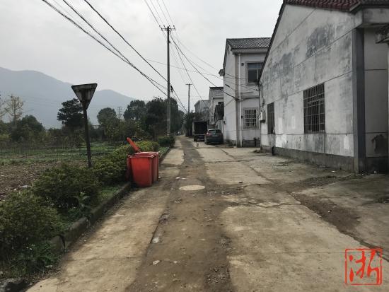 奉化西坞街道的山下地村的约10公里道路,都成了坑坑洼洼的泥路.