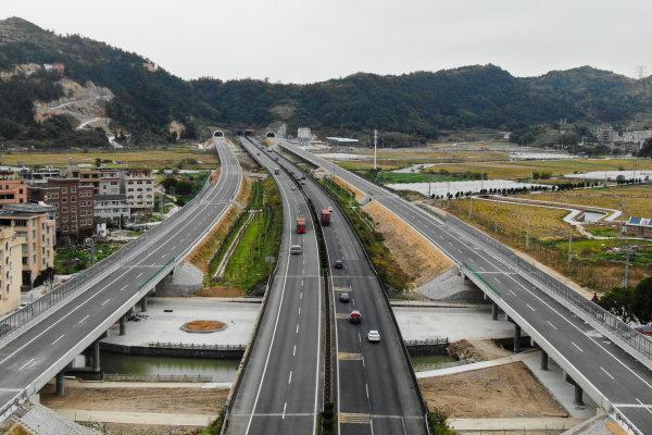 生活 温州首条双向八车道高速公路建成甬台温复线南塘至黄华段工程起