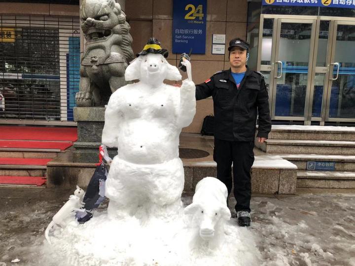 朋友圈堆雪人大赛开启,最牛的,绝对还是这位银行保安!