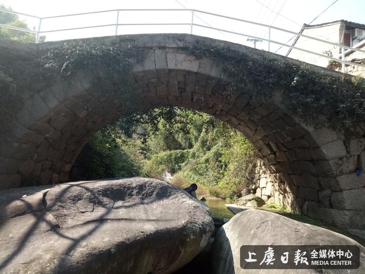 此桥在岭南乡白龙潭村.