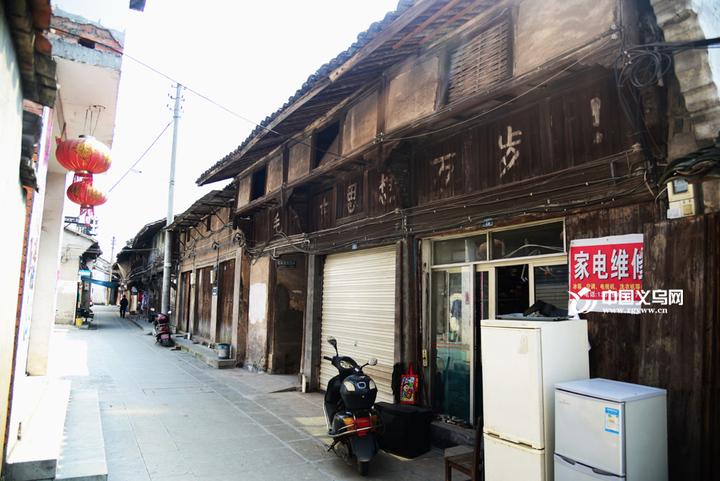 古时因地处东阳,义乌交界处而称"界牌庄"或称"界牌何",隶属于廿三里镇
