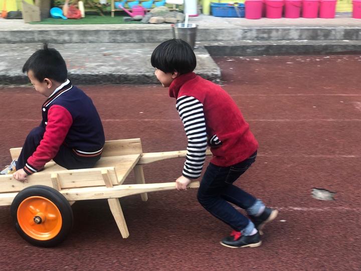 有趣!青田这个幼儿园自制创意玩具车