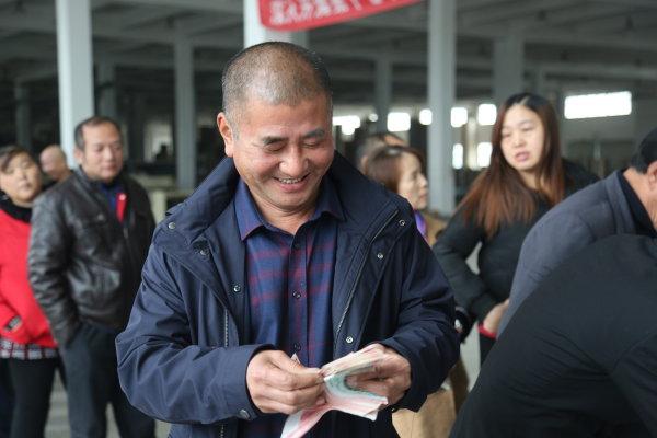 107名工人喜领70余万"迟到"的工资款