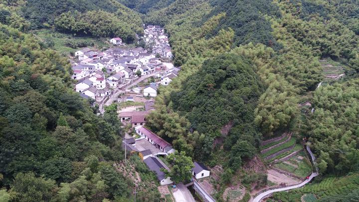 在秋风染尽层林之际,沿着陶宴岭古道,漫步柯桥区王坛镇新联村.