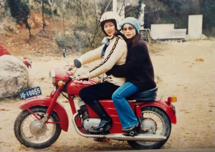 △在西山公园,两个漂亮女孩开着一辆幸福牌摩托车.(80年代)