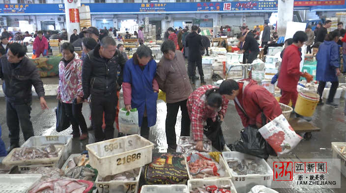 渔船回港带来大量海鲜松门水产品批发市场迎来交易旺季