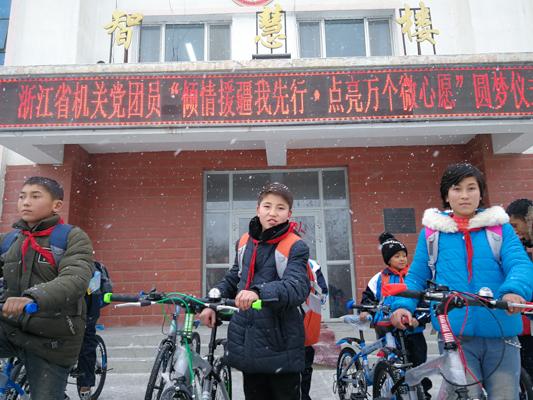 倾情援疆我先行 浙江省市机关万名党团员点亮南疆学子"微心愿"