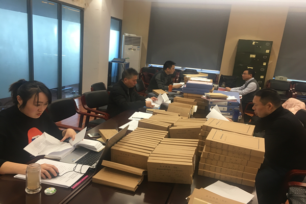 回访巡察组加班加点查阅凭证资料