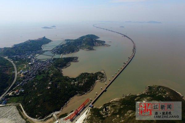随着一段行车标线浇划完成,历27个月,连接浙江舟山岱山岛与鱼山