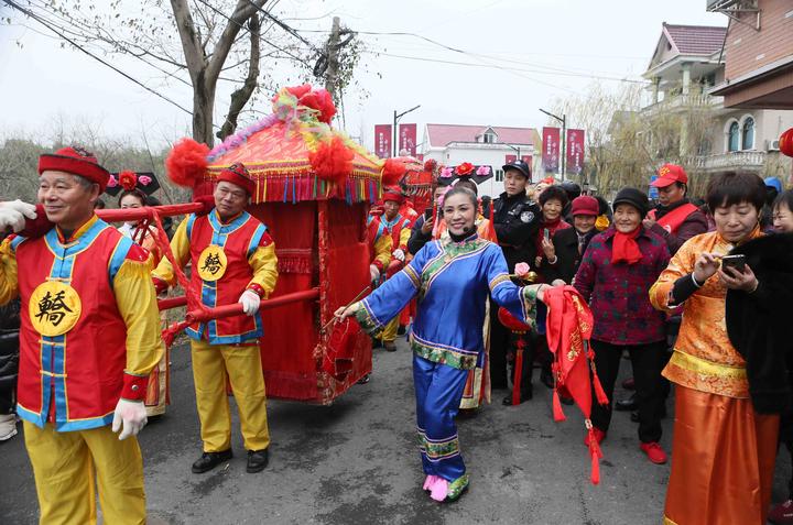 凤冠霞帔,大红花轿,浩浩荡荡的红色仪仗队伍…一场传统而古朴的水乡