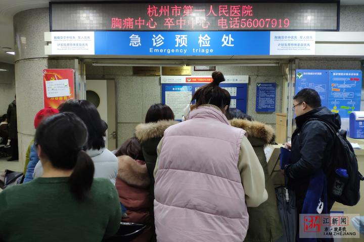 1月2日晚上8时多,市一医院儿科急诊,医生被家长团团围住,排队50人大约