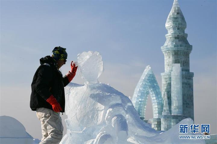 第33届哈尔滨国际冰雕比赛开铲