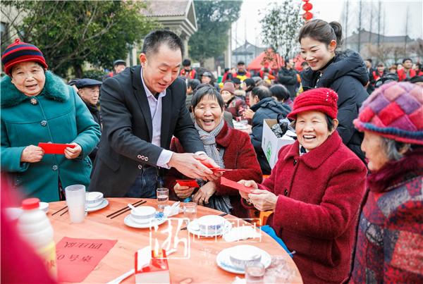 派发近百万元红包 安吉高禹村请全村老人同吃过年饭