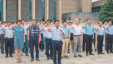 学校领导班子在嘉兴南湖重温入党誓词.(资料图)