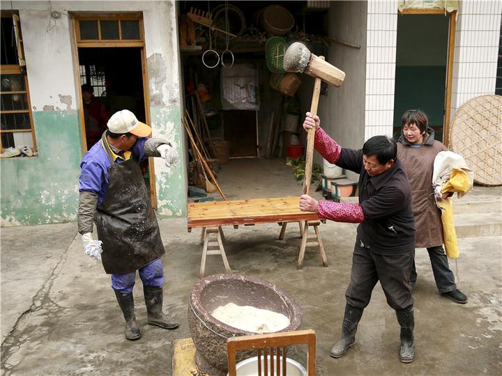 海宁有支47年历史的农村打年糕队