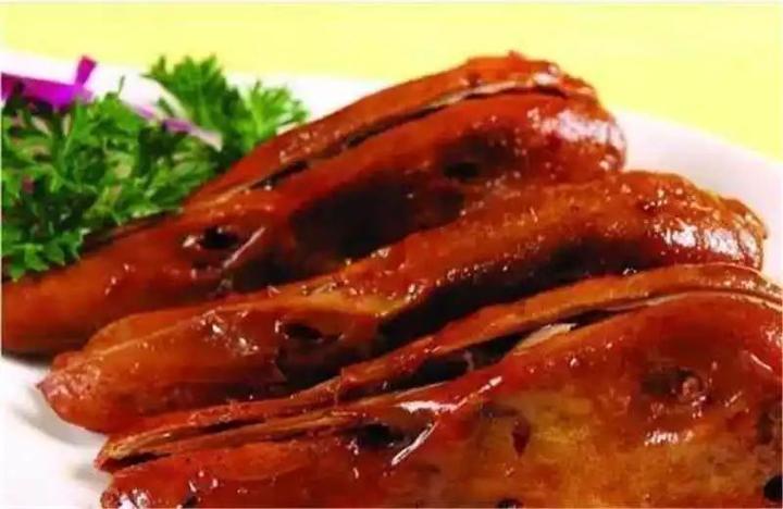 衢州三头一掌是衢州最地道的美食, 三头一掌指的是兔头,鸭头和鱼头