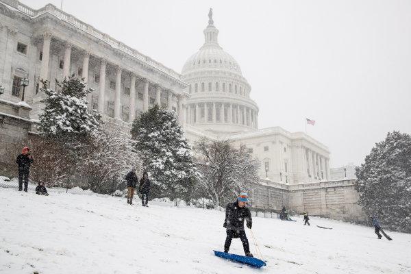 近日,美国首都华盛顿及其周边地区普降暴雪.