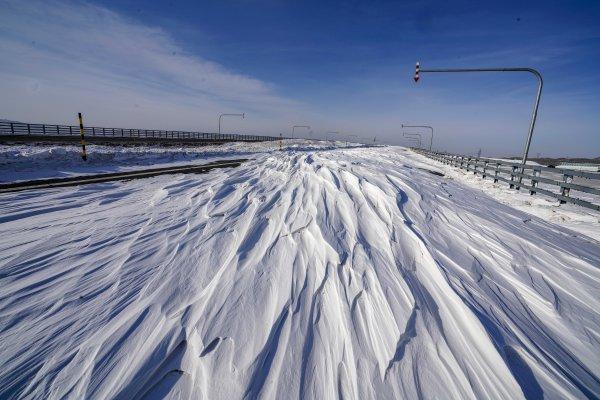 新疆玛依塔斯风区再现风吹雪奇观