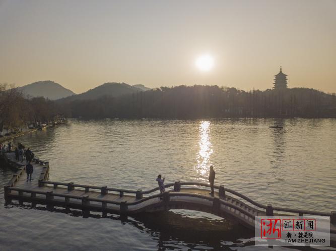 杭州喜提阳光航拍阳光照耀下的西湖美景