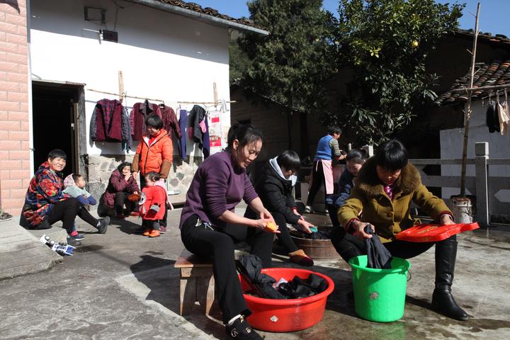 坚持十年为老人们手洗衣服 丽水小山村里的"好媳妇"们好样的