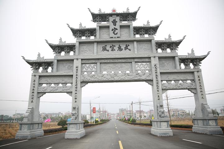 近日上午,记者来到东阳市虎鹿镇曹宅村,眼前是一片开阔的田野,尽头则