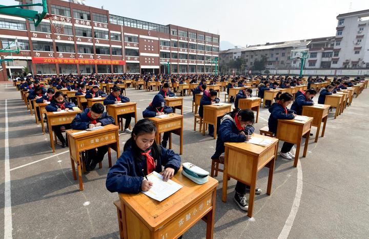 今天(1月22日),东阳市实验小学操场上,学生摆出2019造型在参加书法