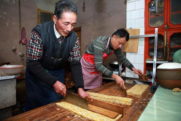 芝麻的浓香缠绕着白糖的香甜,伴着"仓仓仓……"切糖的清脆声.